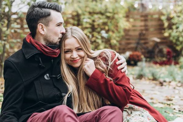 Pareja Joven Enamorada Posando Aire Libre Otoño — Foto de Stock