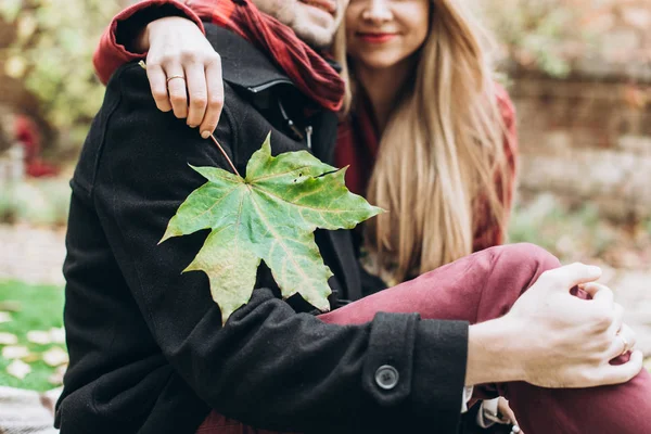 Mladý Nádherný Pár Pózuje Venku Podzim — Stock fotografie