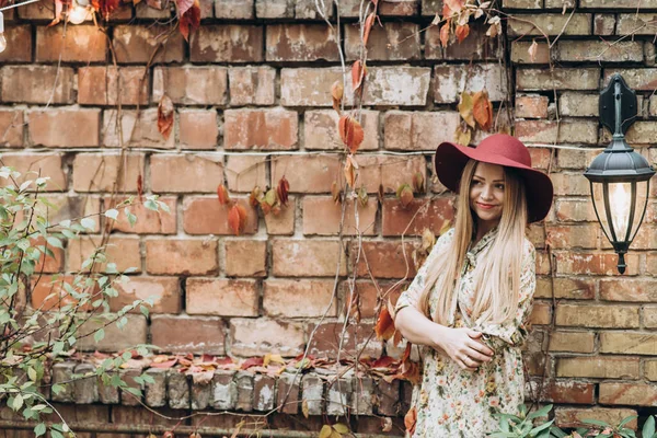 Hermosa Mujer Rubia Posando Aire Libre Sombrero Rojo — Foto de Stock