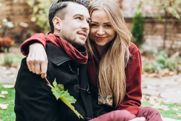 Young Beautiful Couple Posing Outdoors Autumn — Stock Photo, Image