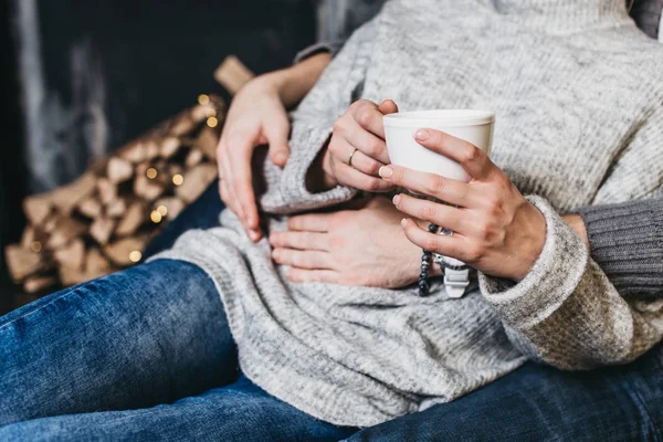 Een Paar Knuffelen Bij Open Haard Kerstmis Nieuwjaar Concept — Stockfoto