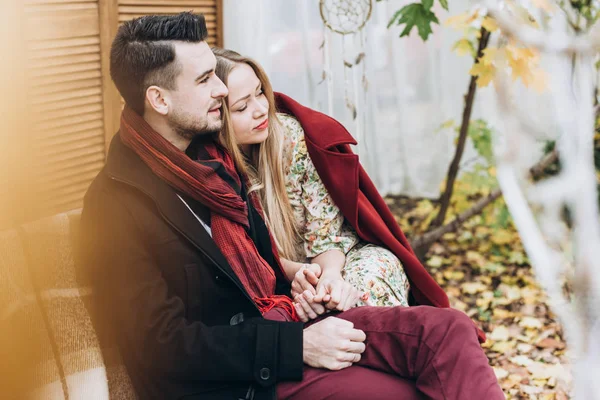 Young Beautiful Couple Sitting Bench Posing Outdoors — Stock Photo, Image