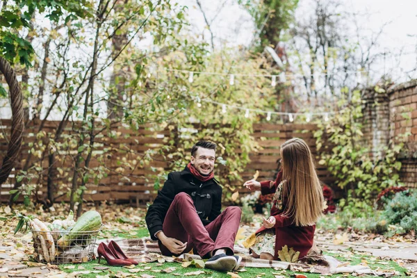 Joven Hermosa Pareja Posando Aire Libre Otoño — Foto de Stock