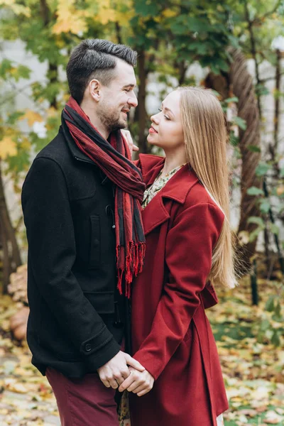 Красивая Влюбленная Пара Позирует Открытом Воздухе Осенью — стоковое фото