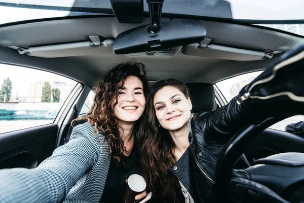 Twee Meisjes Selfie Een Auto Maken — Stockfoto