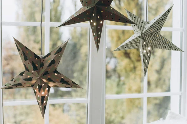 Estrelas Decoradas Penduradas Peitoril Janela Conceito Natal Ano Novo — Fotografia de Stock