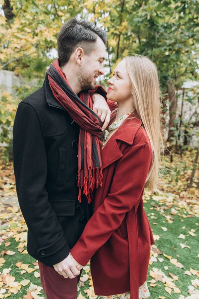 Schönes Verliebtes Paar Posiert Herbst Draußen — Stockfoto