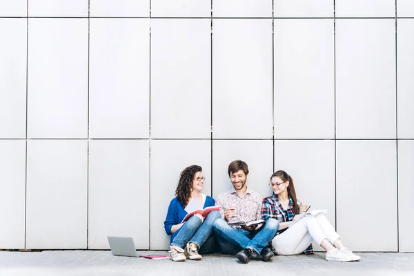 Lidé Knihami Miniaplikace Sedí Podlaze Zdi Koncepce Vzdělávání Sociální Média — Stock fotografie