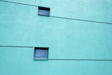 Büyük duvar iki windows ve çizgiler ile modern binasında. Windows yansımaları. Kopya alanı