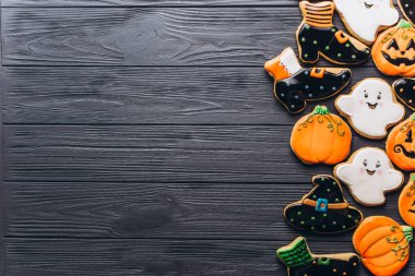 Masada Cadılar Bayramı için komik lezzetli zencefilli bisküvi. üstten yatay görünüm