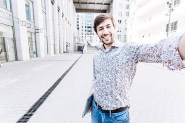 Bir selfie alarak gülümseyen iş adamı