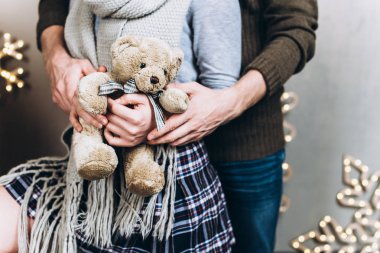 Oyuncak ayı, yakından görmek ellerinizde. Noel ve yeni yıl kavramı