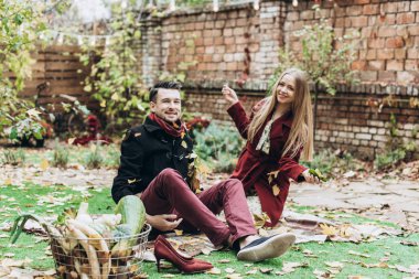 açık havada poz sonbaharda aşık genç Çift