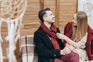 açık havada poz bankta oturan genç güzel Çift 