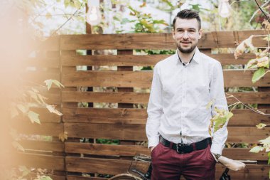 genç yakışıklı adam açık havada sonbaharda poz