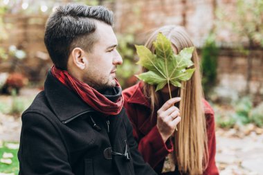 açık havada sonbaharda poz genç güzel Çift 