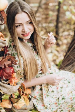 genç güzel sarışın kadın sonbahar süslemeleri poz