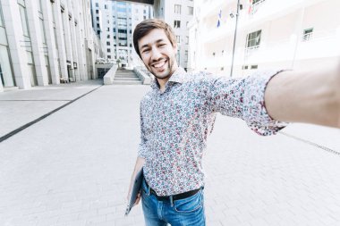 Bir selfie alarak gülümseyen iş adamı