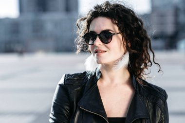 Siyah güzel bir kızın portresi