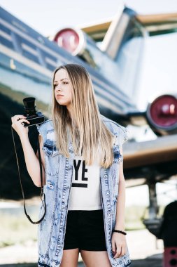 Uçak jet motoru karşı yakın poz güzel turist kadın