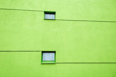 Büyük duvar iki windows ve çizgiler ile modern binasında. Windows yansımaları. Kopya alanı