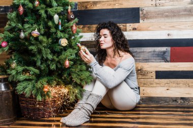 Güzel kadın dekorasyon Noel ağacı. Noel ve yeni yıl kavramı