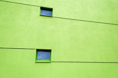 Büyük duvar iki windows ve çizgiler ile modern binasında. Windows yansımaları. Kopya alanı