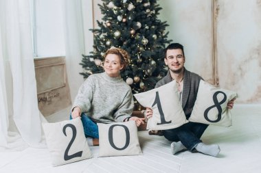 Mutlu, güzel çift yastık 2018 sayılarla elinde tutar. Noel ve yeni yıl kavramı