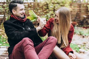 açık havada sonbaharda poz genç güzel Çift 