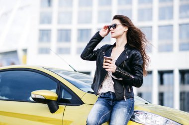 Moda kız modern şehir arabasında yanında ayakta