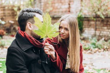 açık havada sonbaharda poz genç güzel Çift 