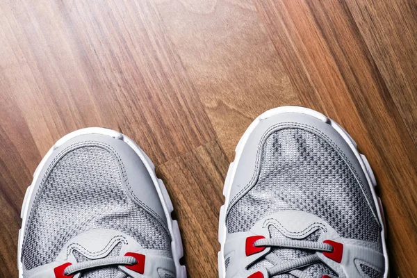 Ahşap arka planda spor ayakkabılar
