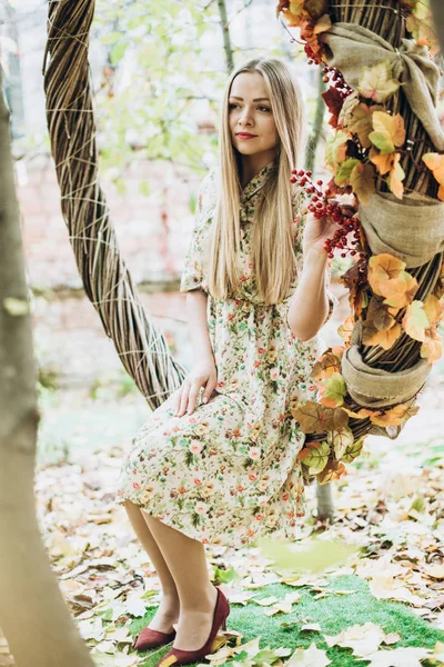 Młoda Kobieta Piękny Pozowanie Zewnątrz Jesienią — Zdjęcie stockowe