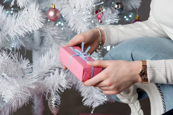Woman Holding Christmas Present Close — Stock Photo, Image