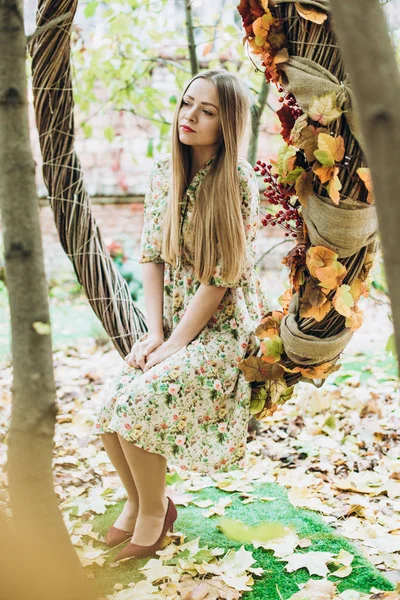 açık havada sonbaharda poz genç güzel kadın 