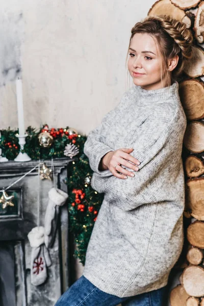 Młoda Piękna Dziewczyna Ciepły Sweter Koncepcja Boże Narodzenie Nowy Rok — Zdjęcie stockowe