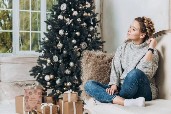 Menina Bonita Sentada Perto Árvore Natal Com Caixas Presente Conceito — Fotografia de Stock