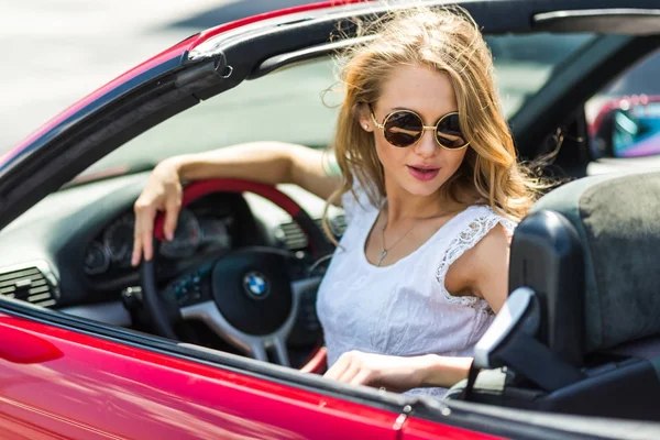 Mooie Blonde Meisje Een Convertible Rode Auto Zonnige Dag — Stockfoto