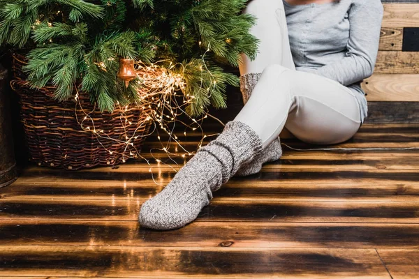 Foto Parte Inferior Del Árbol Navidad Las Piernas Calcetines Calientes — Foto de Stock