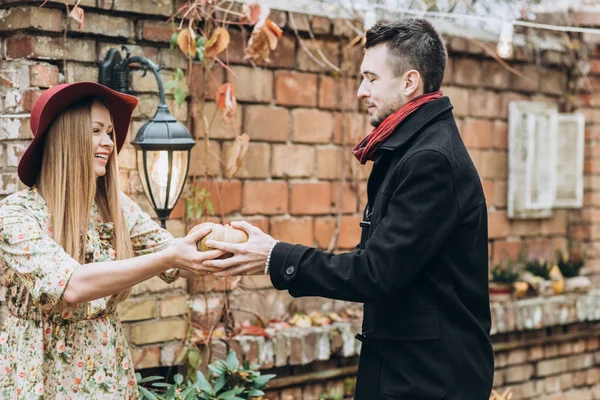 Hermosa Pareja Enamorada Posando Aire Libre Otoño — Foto de Stock