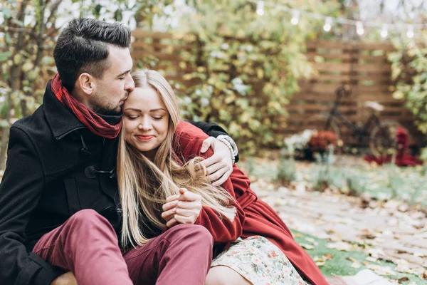 Pareja Joven Enamorada Posando Aire Libre Otoño — Foto de Stock