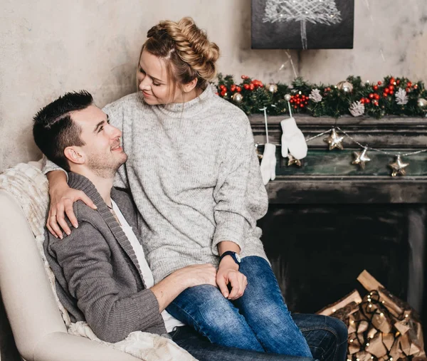 Şömine yakın rahat bir ev rahat romantik atmosferde. Noel ve yeni yıl kavramı