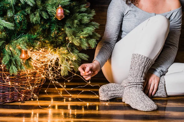 Foto Parte Inferior Del Árbol Navidad Las Piernas Calcetines Calientes — Foto de Stock