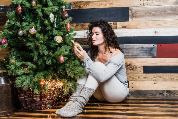 Güzel kadın dekorasyon Noel ağacı. Noel ve yeni yıl kavramı