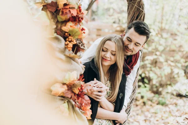 Schönes Verliebtes Paar Posiert Herbst Draußen — Stockfoto