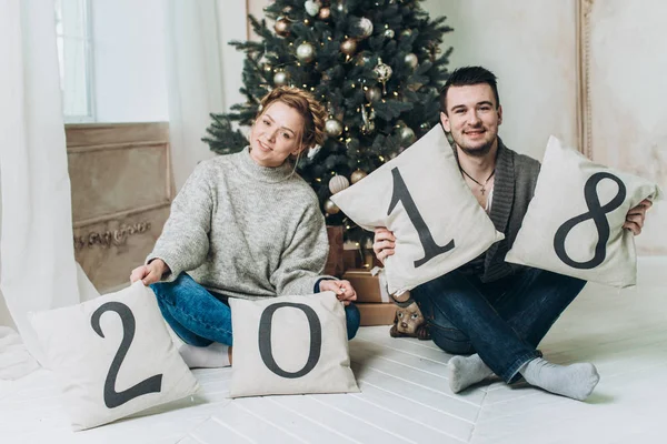 Yastıklar 2018 mutlu güzel çiftle. Noel ve yeni yıl kavramı