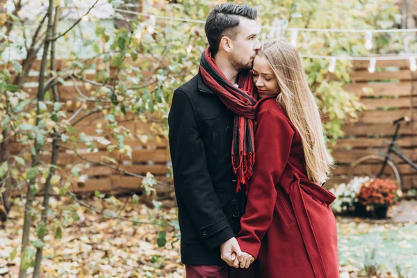 恋の秋に屋外でポーズ美しいカップル — ストック写真