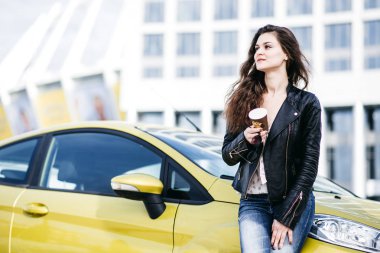 Moda kız modern şehir arabasında yanında ayakta