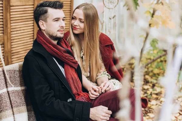 Young Beautiful Couple Sitting Bench Posing Outdoors — Stock Photo, Image