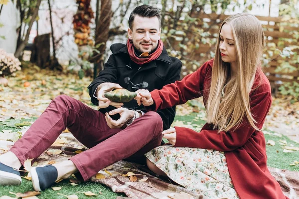 Pareja Joven Enamorada Posando Aire Libre Otoño — Foto de Stock